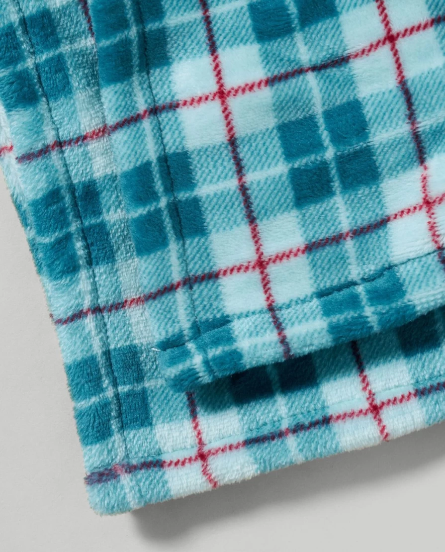 "Blukids Cozy Christmas Blanket for Kids – Festive Family Holiday Throw"