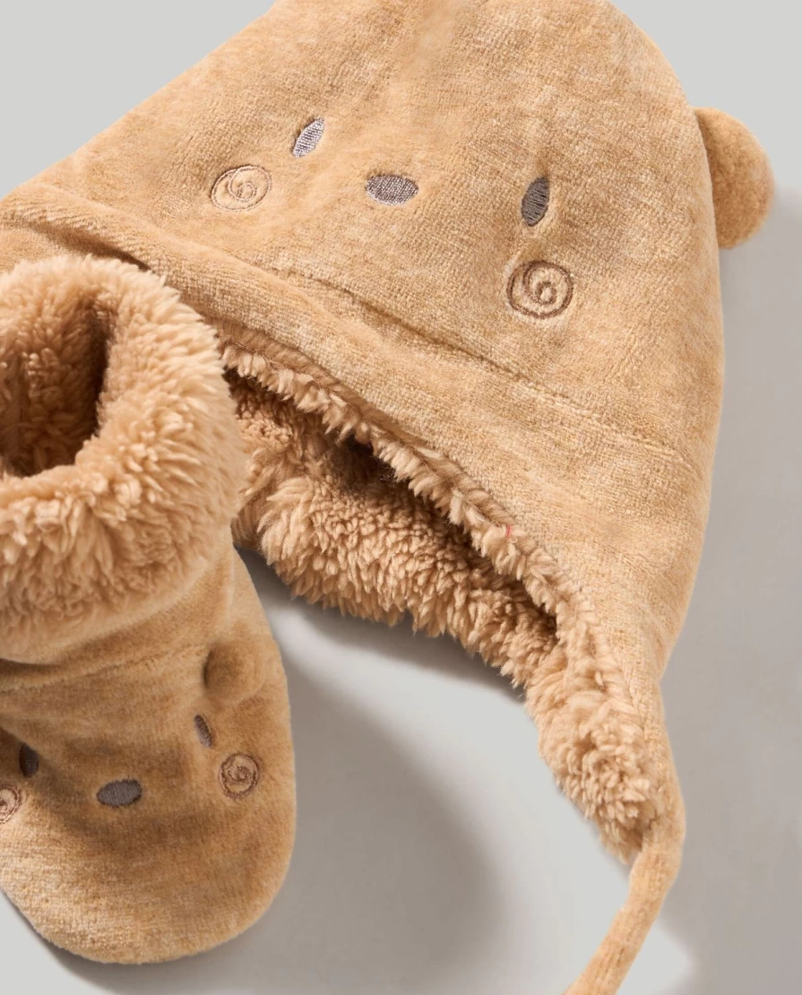 Blukids Unisex Baby Chenille Shoes and Hat Set - Soft Comfortable Outfit for Newborns